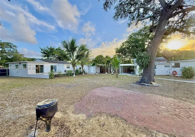 3rd image of 947 Ne 149Th St, Miami, FL 33161 | MLS# A12044922