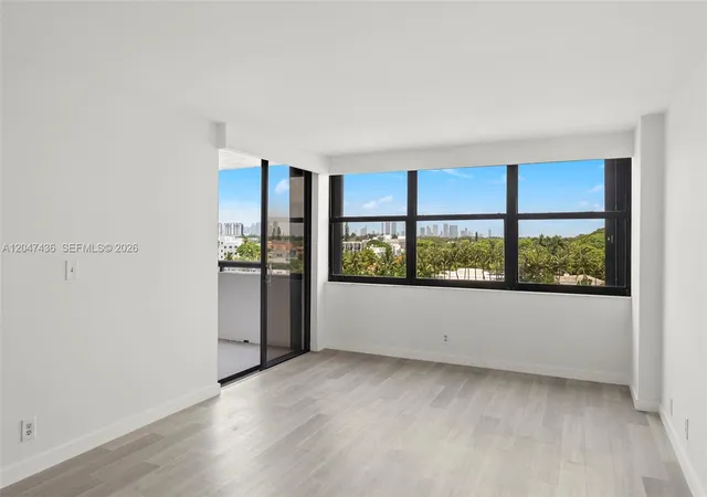 4th image of 2555 Collins Ave #706, Miami Beach, FL 33140 | MLS# A12047436