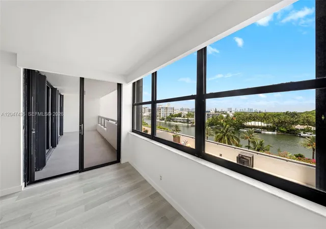 5th image of 2555 Collins Ave #706, Miami Beach, FL 33140 | MLS# A12047436