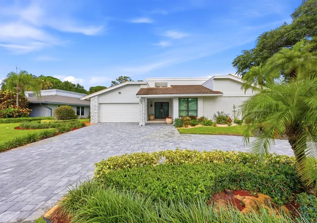 Single family home for sale at 624 W Lakewoode Cir, Delray Beach, FL 33445 | MLS# B26048632