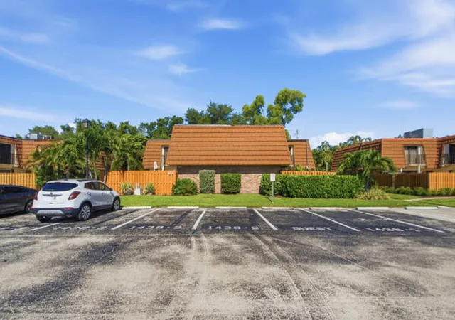 Condo for sale at 1438 Park Shore Cir #3, Fort Myers, FL 33901 | MLS# B26048968