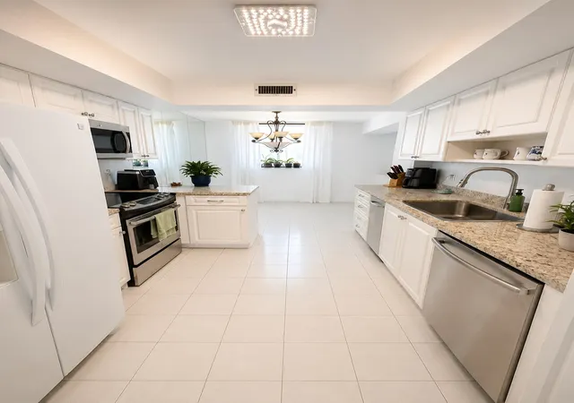 4th image of 5380 N Ocean Dr #4e, Singer Island, FL 33404 | MLS# B26048974