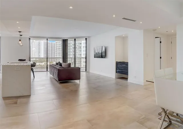 2nd image of 20191 E Country Club Dr #802, Miami, FL 33180 | MLS# A12048436