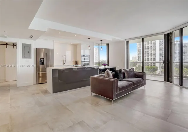 3rd image of 20191 E Country Club Dr #802, Miami, FL 33180 | MLS# A12048436