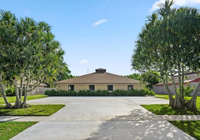 Multi family home for sale at 1262 The 12th Fairway, Wellington, FL 33414 | MLS# B26049019