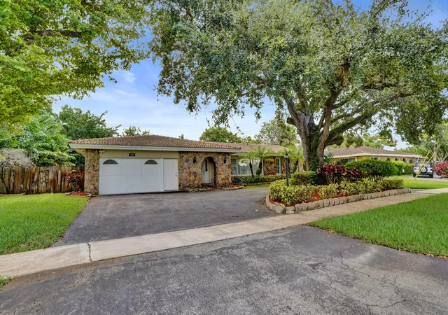 Photo 3 of Single family home for sale at 1040 Sw 75th Avenue, Plantation, FL 33317 | MLS# B26049260 | Listing updated on 2026-08-16