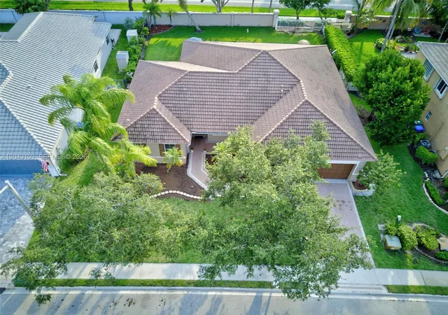 2nd image of 744 Sw 159th Ln, Pembroke Pines, FL 33027 | MLS# A12049103