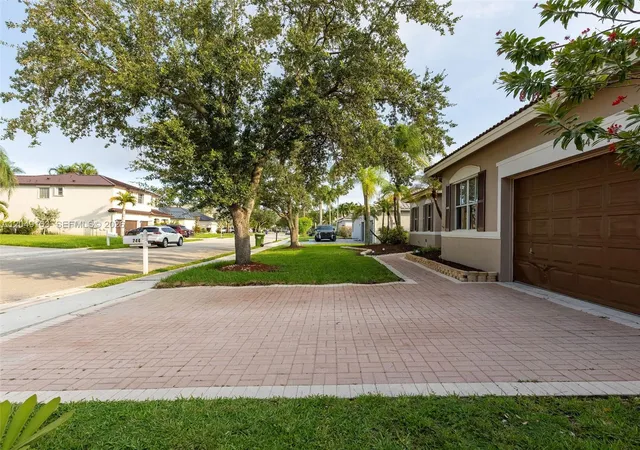 4th image of 744 Sw 159Th Ln, Pembroke Pines, FL 33027 | MLS# A12049103