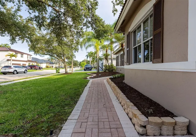 5th image of 744 Sw 159Th Ln, Pembroke Pines, FL 33027 | MLS# A12049103