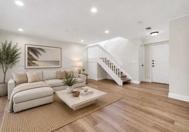 3rd image of 3454 Laurel Oaks Ln, Hollywood, FL 33021 | MLS# A12049226