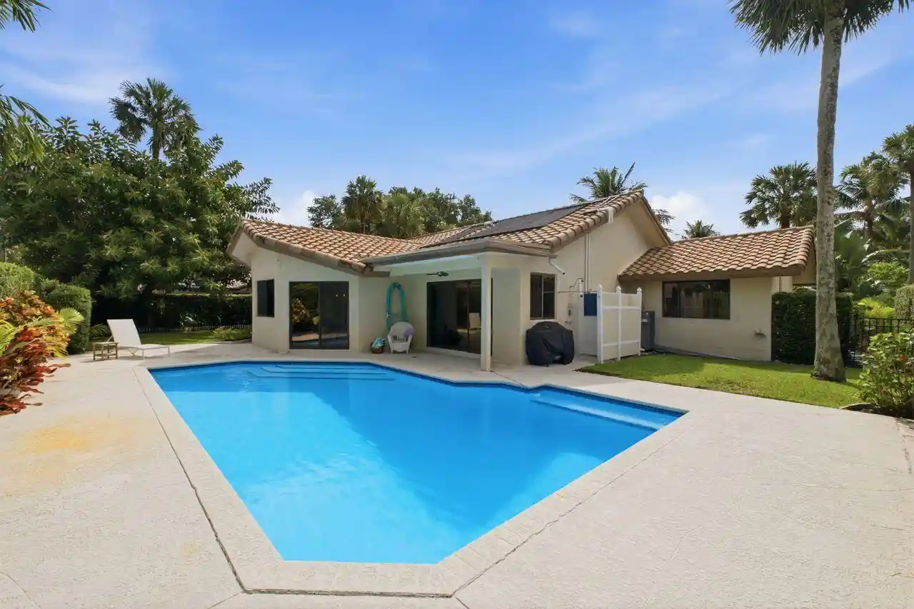 Single family home for sale at 2719 Oak Tree Ln, Fort Lauderdale, FL 33309 | MLS# B26049551