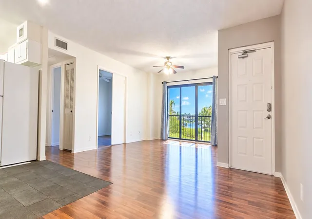 Listing Photo 4 - Condo for sale in building located at 1013 Grn Pine Blvd, West Palm Beach, FL 33409 - Unit #H2