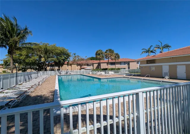2nd image of 807 Twin Lakes Dr, Coral Springs, FL 33071