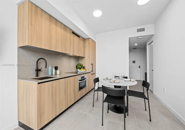 5th image of 121 Ne 5Th St #3703, Miami, FL 33132 | MLS# A12049623