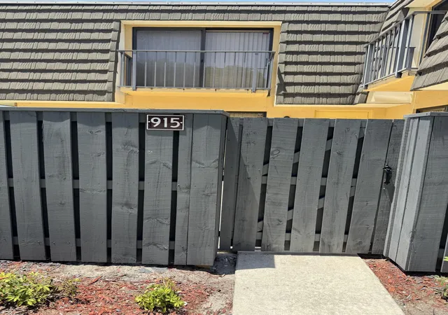 Photo 2 of Townhouse for sale at 915 9th Way, West Palm Beach, FL 33407 | MLS# B26049851 | Listing updated on 2026-09-23