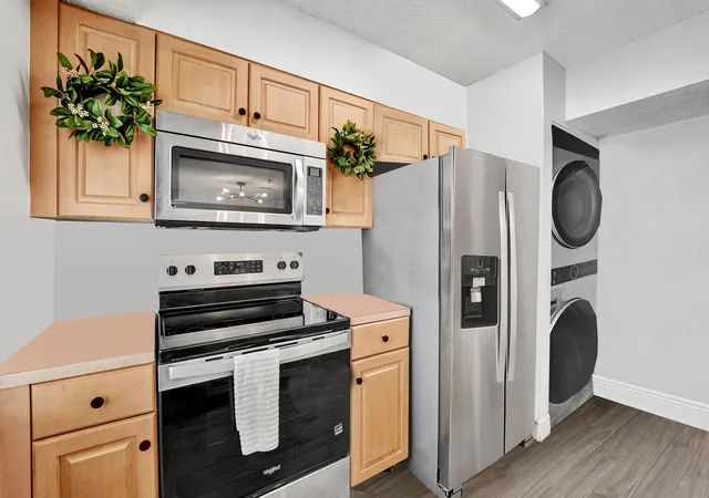Townhouse for sale at 173 Riviera Cir, Weston, FL 33326 | MLS# B26049927