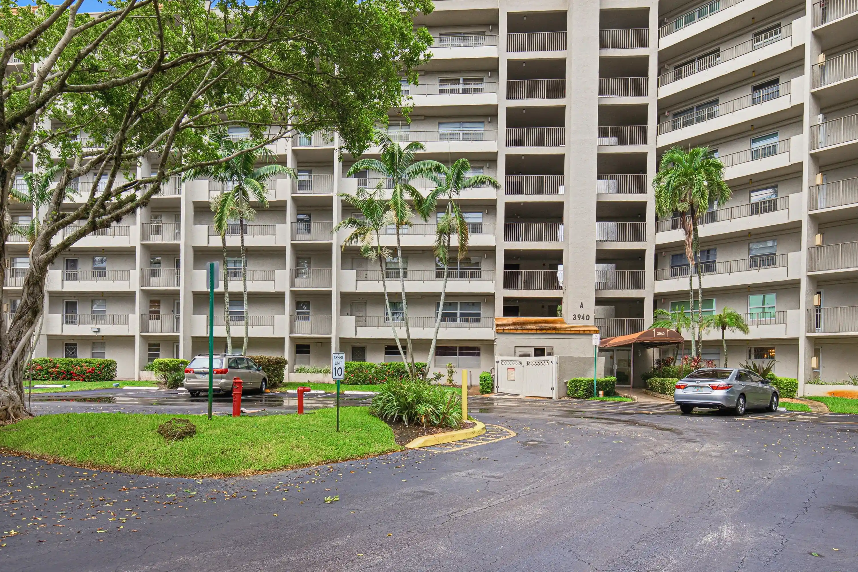 Listing Photo 1 - Condo for sale in 3940 Inverrary Blvd located at 3940 Inverrary Blvd, Lauderhill, FL 33319 - Unit #603-a