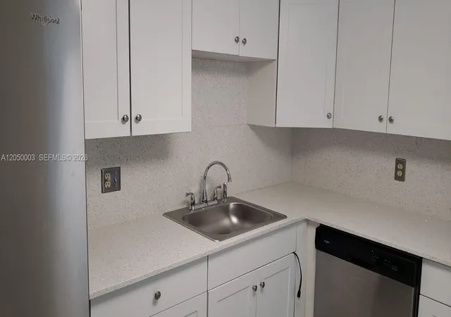 3rd image of 500 Executive Center Dr #4E, West Palm Beach, FL 33401 | MLS# A12050003
