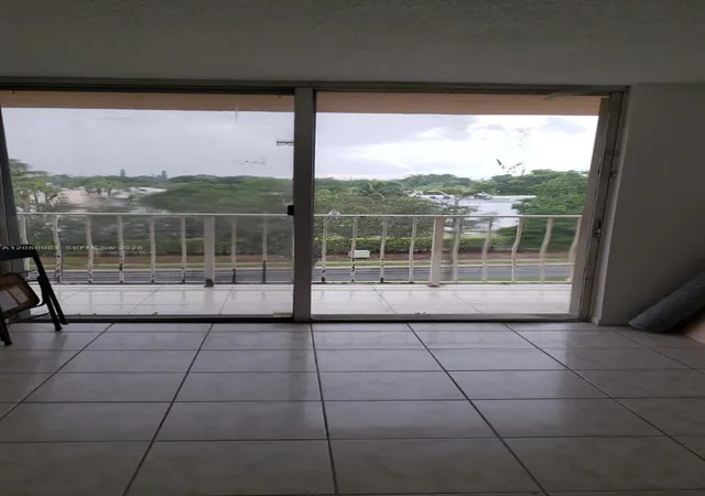 4th image of 500 Executive Center Dr #4E, West Palm Beach, FL 33401 | MLS# A12050003