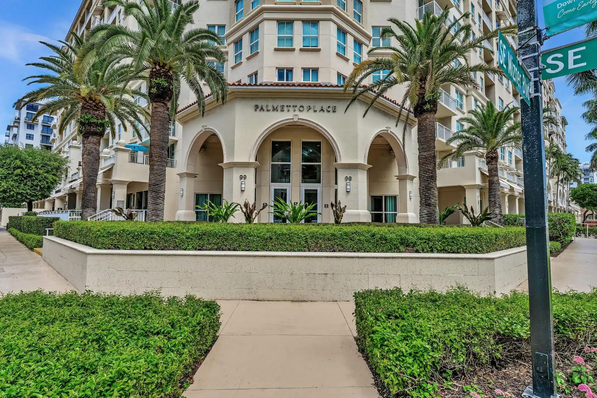 Listing Photo 1 - Condo for sale in 99 Se Mizner Blvd located at 99 Se Mizner Blvd, Boca Raton, FL 33432 - Unit #637