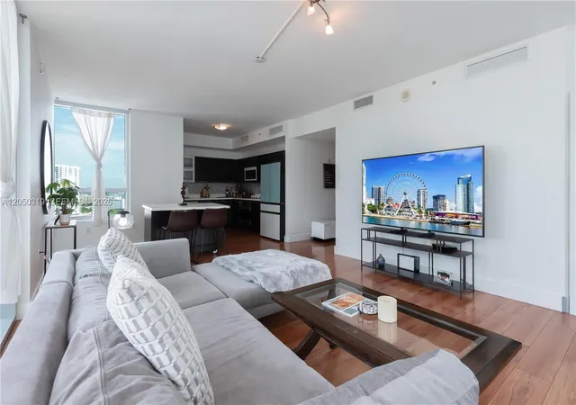 Homes for sale in Miami, FL | 90 Sw 3rd St #2113, Miami, FL 33130 | MLS# A12050319