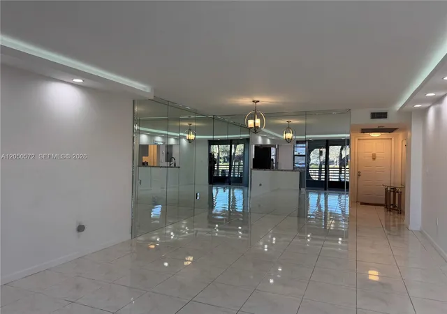 4th image of 1101 Colony Point Cir #102, Pembroke Pines, FL 33026 | MLS# A12050572
