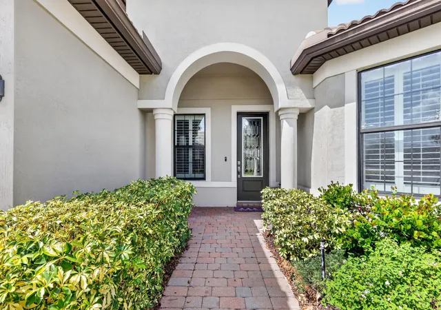 3rd image of 604 Se Monteiro Dr, Port St Lucie, FL 34984 | MLS# B26050315