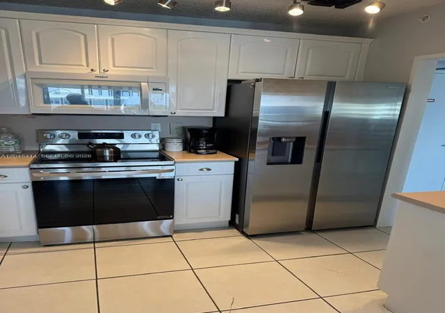 3rd image of 5601 Collins Ave #823, Miami Beach, FL 33140 | MLS# A12048414