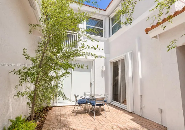 3rd image of 1115 Weeping Willow Wy, Hollywood, FL 33019 | MLS# A12051039
