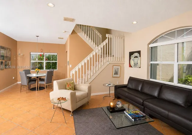 5th image of 1115 Weeping Willow Wy, Hollywood, FL 33019 | MLS# A12051039