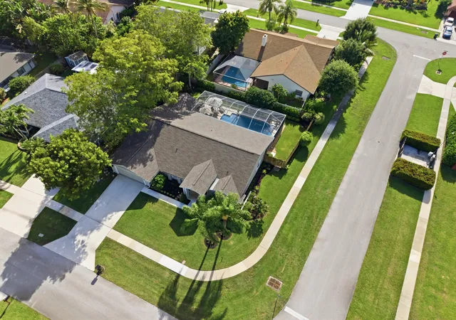 Photo 2 of Sale Pending at 805 Daffodil Dr, Wellington, FL 33414 | MLS# B26051048 | Listing updated on 2026-09-12