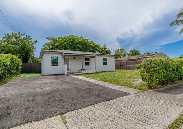 3rd image of 1416 S C St, Lake Worth Beach, FL 33460 | MLS# B26051205