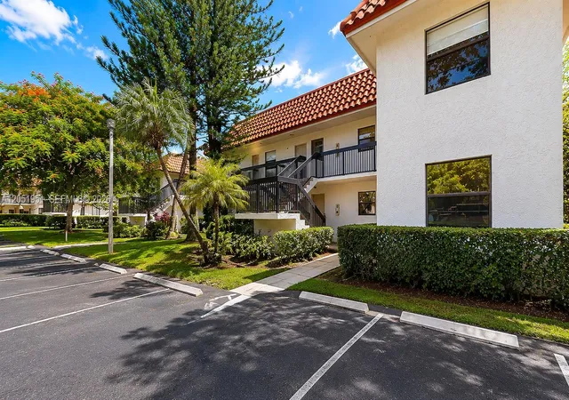 3rd image of 15701 W Waterside Cir, Sunrise, FL 33326