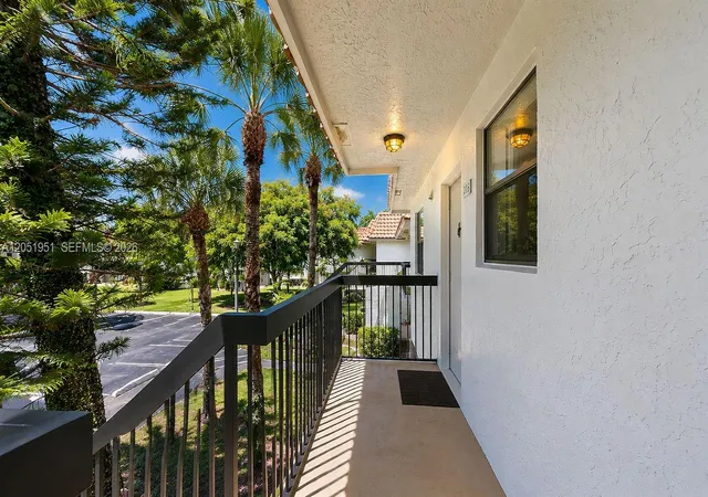 4th image of 15701 W Waterside Cir, Sunrise, FL 33326