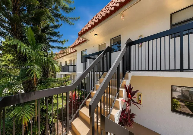 5th image of 15701 W Waterside Cir, Sunrise, FL 33326