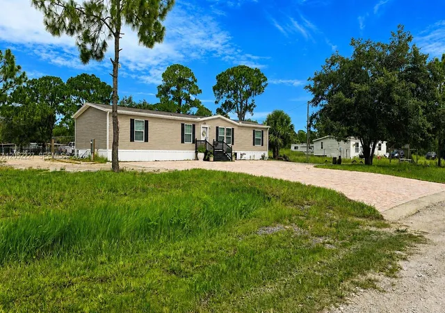 1st image of 220 S Kennel St, Clewiston, FL 33440 | MLS# A12052227