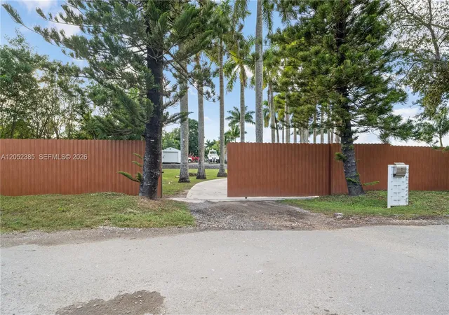 3rd image of 35220 Sw 213Th Ave, Homestead, FL 33034 | MLS# A12052385