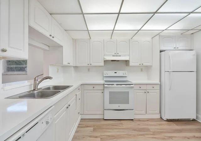Listing Photo 4 - Condo for sale in building located at 1075 Riverside Dr, Coral Springs, FL 33071 - Unit #508