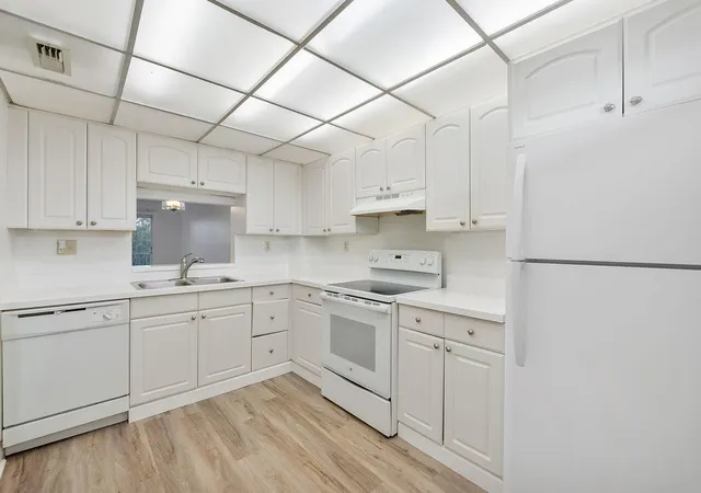 Listing Photo 5 - Condo for sale in building located at 1075 Riverside Dr, Coral Springs, FL 33071 - Unit #508
