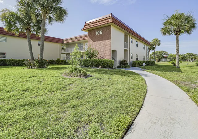Listing Photo 4 - Condo for sale in building located at 106 Spring Lake Ct, Vero Beach, FL 32962 - Unit #201