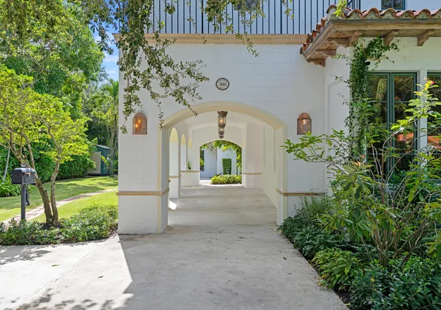 Photo 3 of Sale Pending at 308 Barcelona Rd, West Palm Beach, FL 33401 | MLS# B26052716 | Listing updated on 2026-10-09
