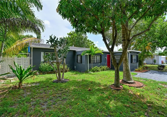 3rd image of 76 Ne 170Th St, North Miami Beach, FL 33162 | MLS# A12054030