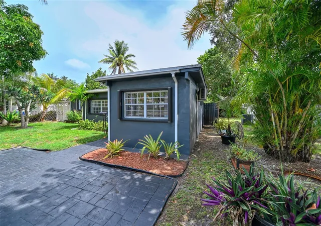 4th image of 76 Ne 170Th St, North Miami Beach, FL 33162 | MLS# A12054030