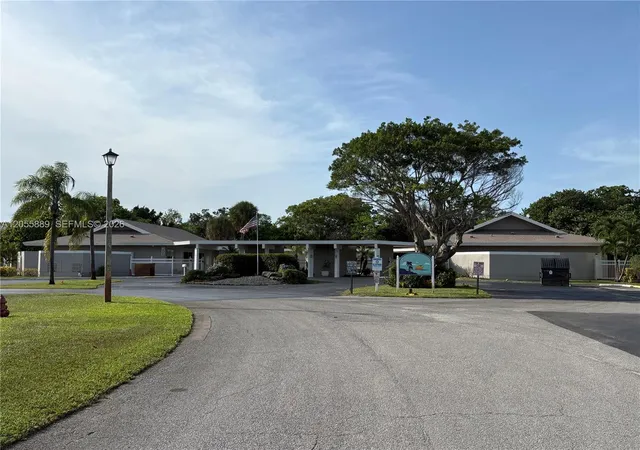 12th image of 306 S Circle Dr #203, Boynton Beach, FL 33435 | MLS# A12055889