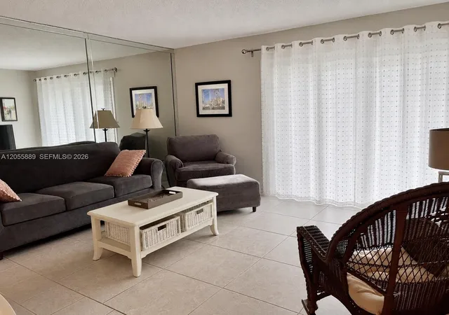 3rd image of 306 S Cir Dr, Boynton Beach, FL 33435