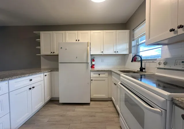 Listing Photo 4 - Condo for sale in building located at 1113 Lake Ter, Boynton Beach, FL 33426 - Unit #107