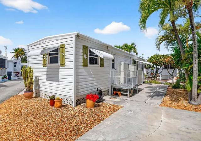 Photo 3 of Manufactured home for sale at 5 Cedar Dr #CD5, Briny Breezes, FL 33435 | MLS# B26054634 | Listing updated on 2026-10-09