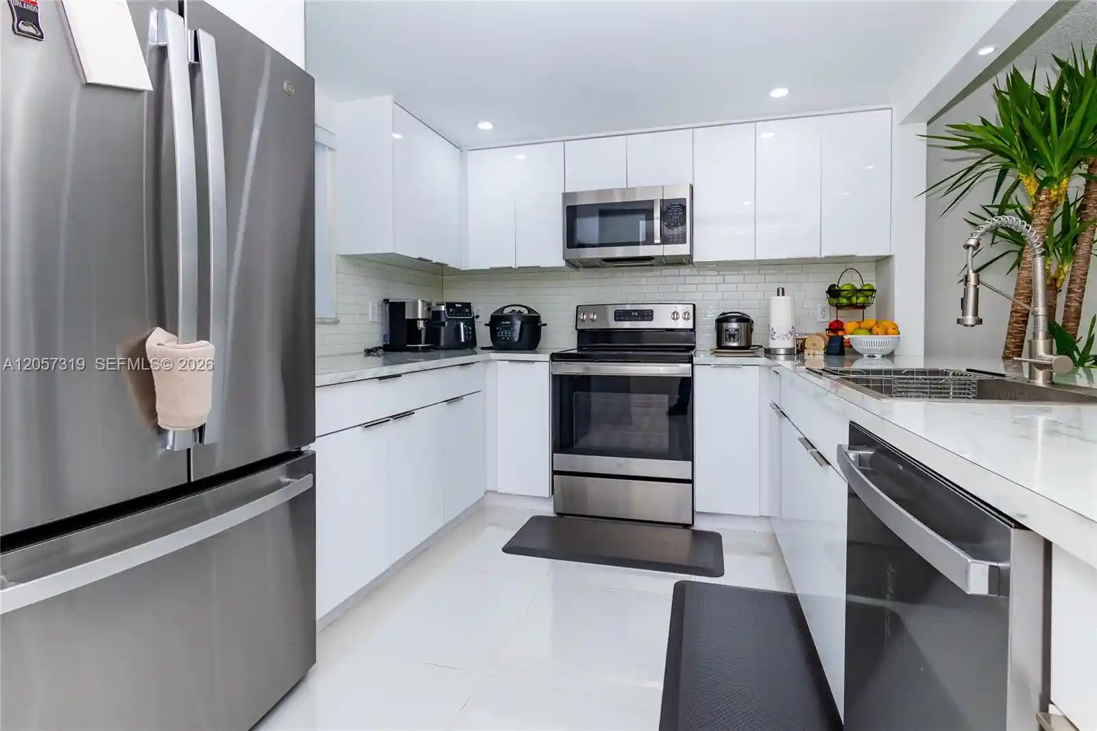 Listing Photo 1 - Condo for sale in 469 N Pine Island Rd located at 469 N Pine Island Rd, Plantation, FL 33324 - Unit #B308