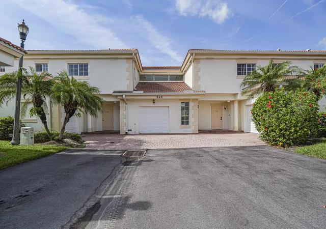Photo 3 of Sale Pending at 524 7th Square #102, Vero Beach, FL 32962 | MLS# B26055056 | Listing updated on 2026-09-22