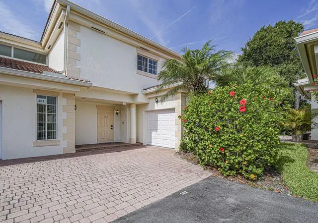 Listing Photo 4 - Condo for sale in building located at 524 7th Sq, Vero Beach, FL 32962 - Unit #102